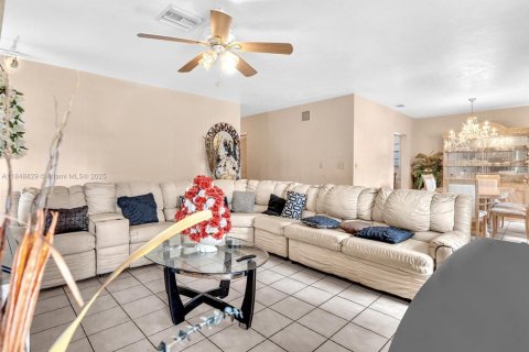 House in North Miami Beach, Florida 3 bedrooms, 142.7 sq.m. № 1850545 - photo 10