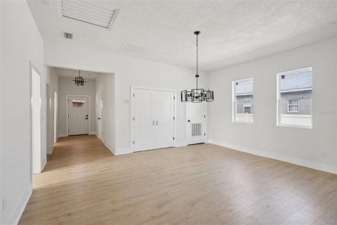 Villa ou maison à vendre à Tampa, Floride: 5 chambres, 171.68 m2 № 2143205 - photo 4