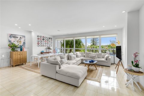 Copropriété à louer à Miami Beach, Floride: 2 chambres, 119.19 m2 № 1612215 - photo 1
