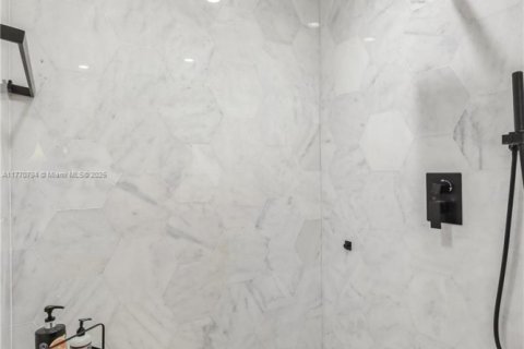 Copropriété à louer à Miami Beach, Floride: 2 chambres, 119.19 m2 № 1612215 - photo 23