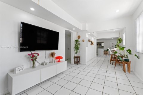 House in Miami, Florida 6 bedrooms, 260.31 sq.m. № 1986994 - photo 4