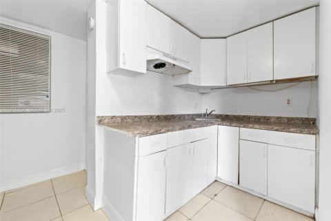 House in Miami, Florida 6 bedrooms, 260.31 sq.m. № 1986994 - photo 18