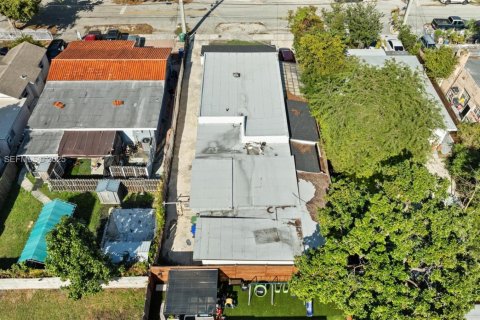 House in Miami, Florida 6 bedrooms, 260.31 sq.m. № 1986994 - photo 28