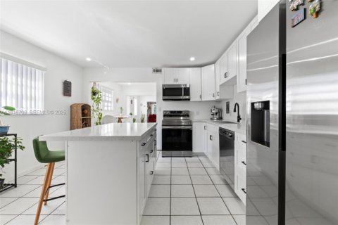 House in Miami, Florida 6 bedrooms, 260.31 sq.m. № 1986994 - photo 6