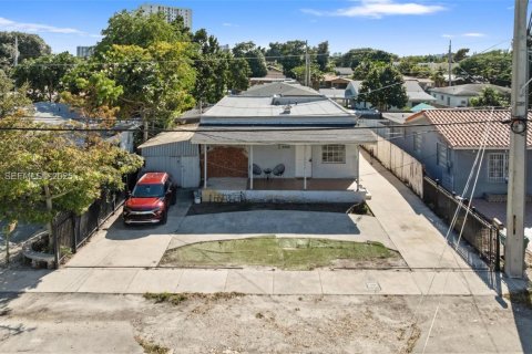 House in Miami, Florida 6 bedrooms, 260.31 sq.m. № 1986994 - photo 22