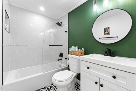 House in Miami, Florida 6 bedrooms, 260.31 sq.m. № 1986994 - photo 11