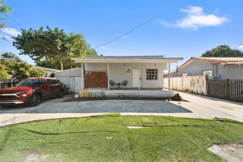 House in Miami, Florida 6 bedrooms, 260.31 sq.m. № 1986994 - photo 2