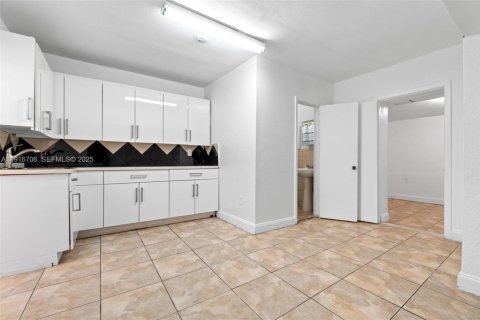 House in Miami, Florida 6 bedrooms, 260.31 sq.m. № 1986994 - photo 13