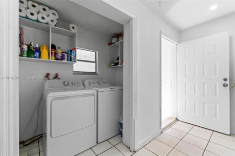 House in Miami, Florida 6 bedrooms, 260.31 sq.m. № 1986994 - photo 9