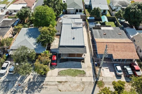 House in Miami, Florida 6 bedrooms, 260.31 sq.m. № 1986994 - photo 30