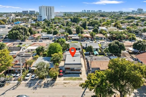 House in Miami, Florida 6 bedrooms, 260.31 sq.m. № 1986994 - photo 24