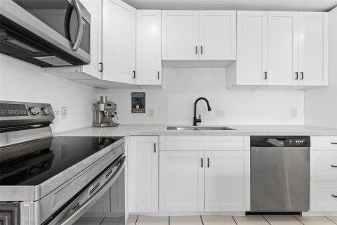 House in Miami, Florida 6 bedrooms, 260.31 sq.m. № 1986994 - photo 8