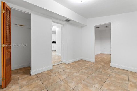 House in Miami, Florida 6 bedrooms, 260.31 sq.m. № 1986994 - photo 15