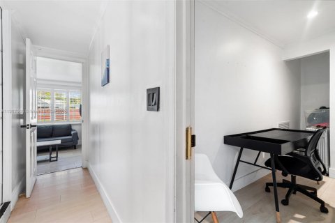 Casa en venta en Miami, Florida, 4 dormitorios, 179.21 m2 № 1953931 - foto 22