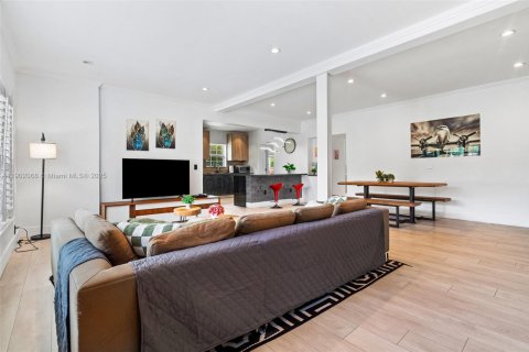Casa en venta en Miami, Florida, 4 dormitorios, 179.21 m2 № 1953931 - foto 14