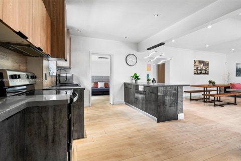 Casa en venta en Miami, Florida, 4 dormitorios, 179.21 m2 № 1953931 - foto 16