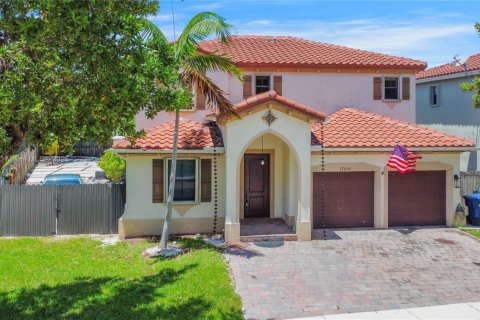 Villa ou maison à vendre à Miami, Floride: 5 chambres, 227.05 m2 № 1887400 - photo 2