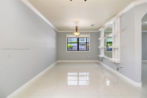 Villa ou maison à vendre à Miami, Floride: 5 chambres, 227.05 m2 № 1887400 - photo 11