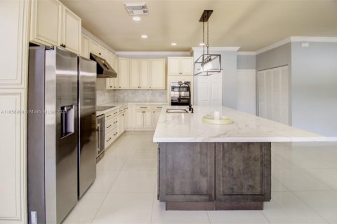 Villa ou maison à vendre à Miami, Floride: 5 chambres, 227.05 m2 № 1887400 - photo 21