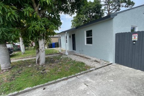 Villa ou maison à louer à Fort Lauderdale, Floride: 2 chambres, 291.71 m2 № 2388054 - photo 2