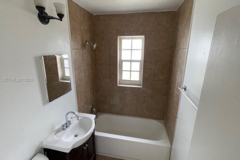Villa ou maison à louer à Fort Lauderdale, Floride: 2 chambres, 291.71 m2 № 2388054 - photo 9