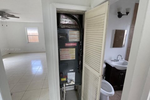 Villa ou maison à louer à Fort Lauderdale, Floride: 2 chambres, 291.71 m2 № 2388054 - photo 13