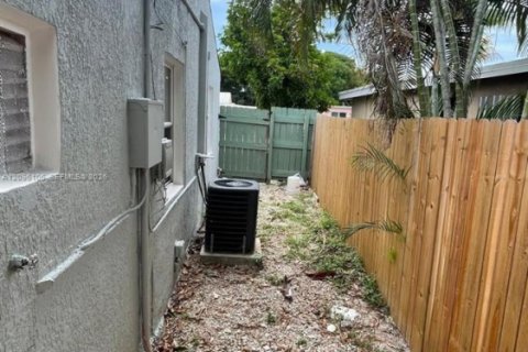 Villa ou maison à louer à Fort Lauderdale, Floride: 2 chambres, 291.71 m2 № 2388054 - photo 11