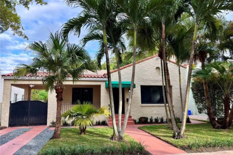 House in Coral Gables, Florida 3 bedrooms, 128.76 sq.m. № 2024276