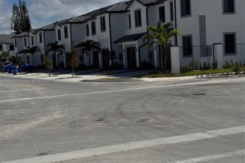 Townhouse in Homestead, Florida 3 bedrooms № 1930839 - photo 1