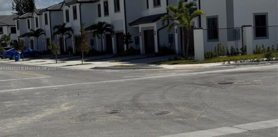 Townhouse in Homestead, Florida 3 bedrooms № 1930839