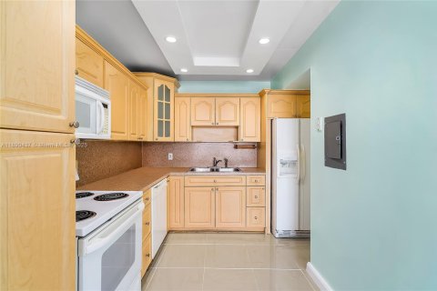 Condo in North Miami Beach, Florida, 1 bedroom  № 1943304 - photo 11