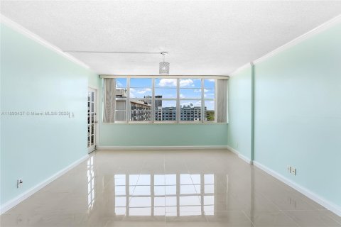 Condo in North Miami Beach, Florida, 1 bedroom  № 1943304 - photo 9