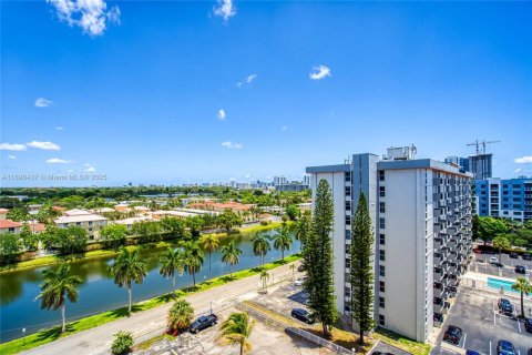 Condo in North Miami Beach, Florida, 1 bedroom  № 1943304 - photo 30