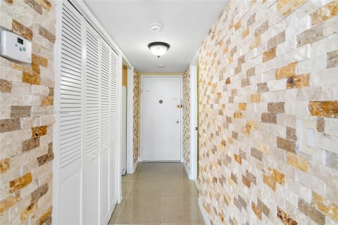 Condo in North Miami Beach, Florida, 1 bedroom  № 1943304 - photo 16
