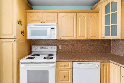 Condo in North Miami Beach, Florida, 1 bedroom  № 1943304 - photo 13