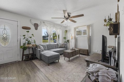House in Edgewater, Florida 4 bedrooms, 122.17 sq.m. № 1567627 - photo 8