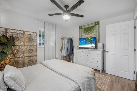 House in Edgewater, Florida 4 bedrooms, 122.17 sq.m. № 1567627 - photo 17