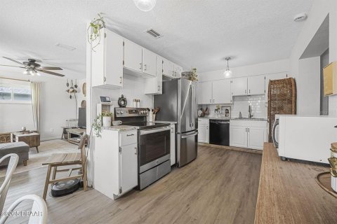 House in Edgewater, Florida 4 bedrooms, 122.17 sq.m. № 1567627 - photo 10