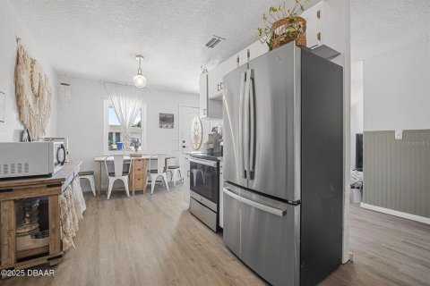 House in Edgewater, Florida 4 bedrooms, 122.17 sq.m. № 1567627 - photo 9
