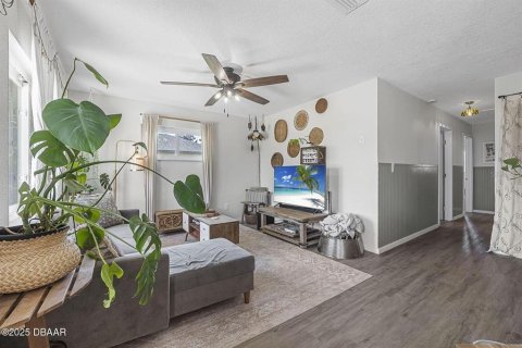 House in Edgewater, Florida 4 bedrooms, 122.17 sq.m. № 1567627 - photo 5