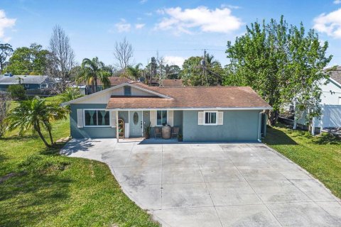 House in Edgewater, Florida 4 bedrooms, 122.17 sq.m. № 1567627 - photo 1