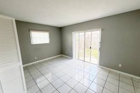 Condo in Pompano Beach, Florida, 2 bedrooms  № 2173970 - photo 22