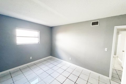 Condo in Pompano Beach, Florida, 2 bedrooms  № 2173970 - photo 17