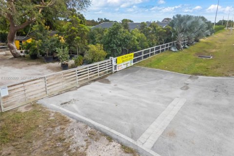 Commercial property in Miami, Florida № 2019898 - photo 9