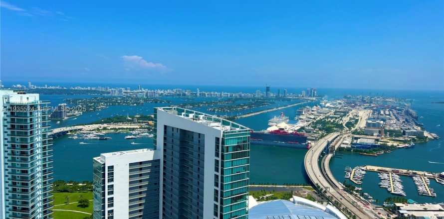 Estudio en el Condominio en Miami, Florida  № 1993611