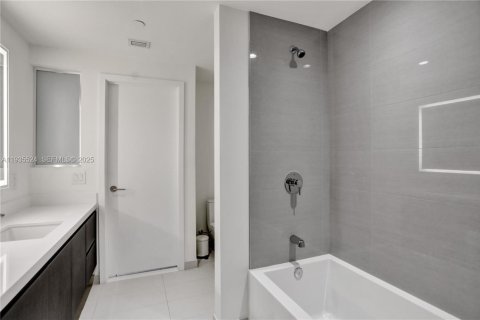Condominio en alquiler en Miami, Florida, 61.5 m2 № 1993611 - foto 2