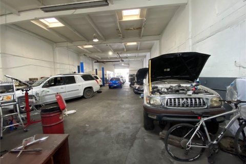 Commercial property in Hialeah, Florida № 1986498 - photo 3