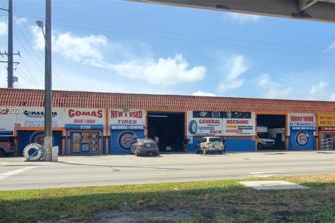 Commercial property in Hialeah, Florida № 1986498 - photo 1