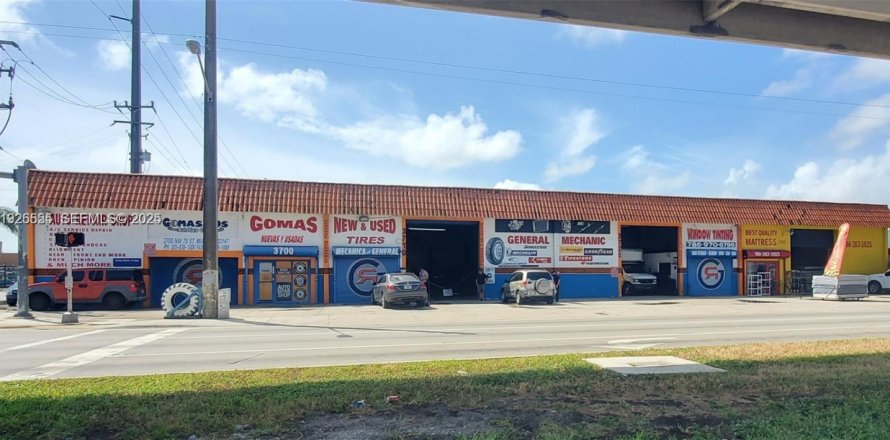 Commercial property in Hialeah, Florida № 1986498