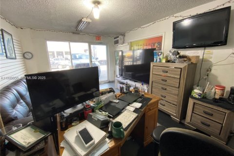 Commercial property in Hialeah, Florida № 1986498 - photo 4